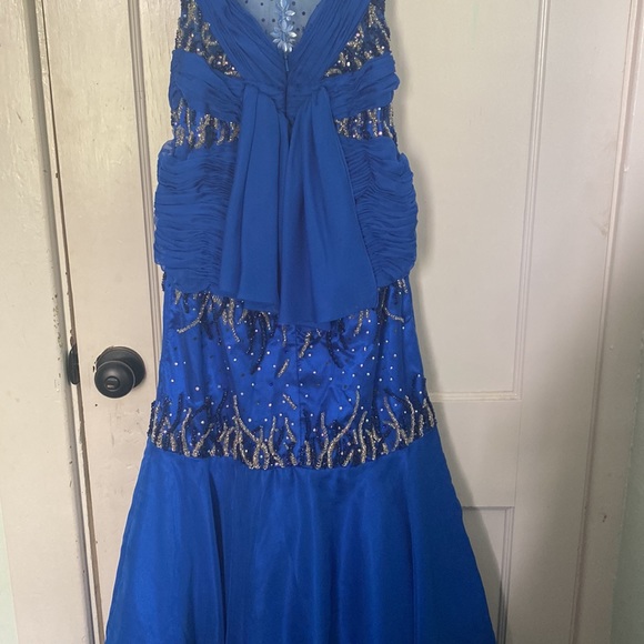 MNM COUTURE GOWN - Picture 6 of 8